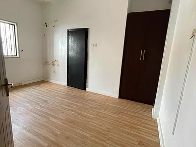 Mini Flat Upstairs with an Open Plan Kitchen