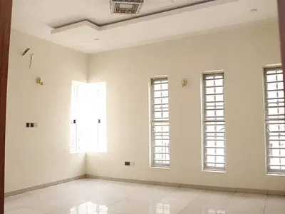 Luxury Two Bedrooms Flat Upstairs in Osapa London