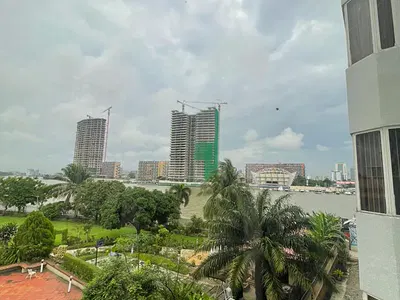 A Spacious Waterfront 2 Bedroom Flat