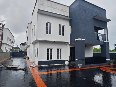 5 Bedrooms Detached House Sitting on 450SQM of Land