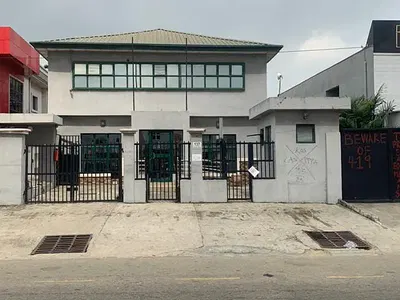 Commercial Building on 2 Floors