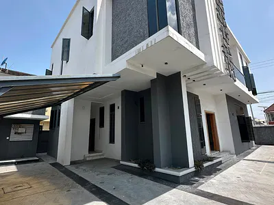 Contemporary 5 Bedroom Detached Duplex