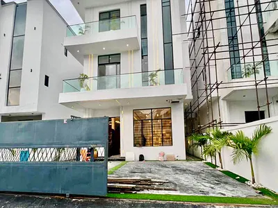 Top Notched Built on 2 Floors + BQ