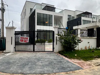 Luxurious 5 Bedroom Fully Detached House
