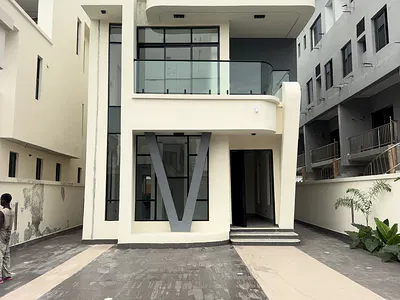 5 Bedroom Detached Duplex with Pool
