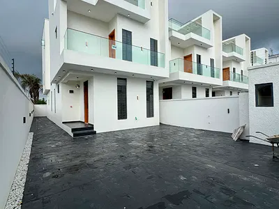 Stunning 4 Bedroom Detached Duplex with a BQ