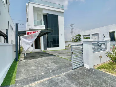 Luxury 5 Bedroom Fully Detached Smart Home