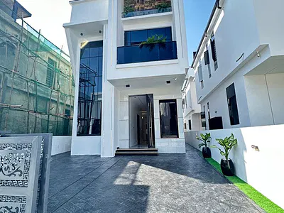 Exquisite Spacious Luxury 5 Bedroom Fully Detached Duplex