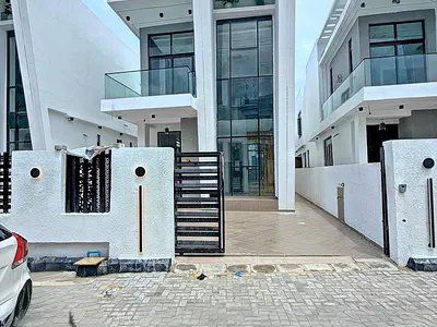 Stunning 5 Bedroom Detached Duplex