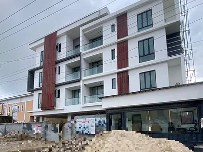 A Highly Desirable 2 Bedroom Apartment with Pool, Elevator, Concierge