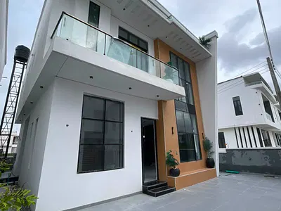Gorgeous 5 Bedroom Duplex with a BQ