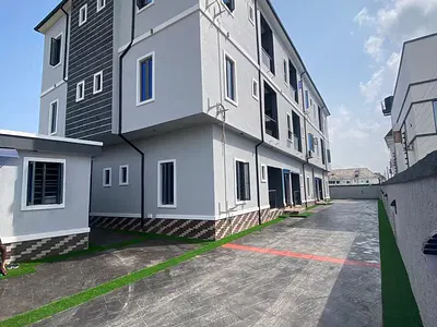 Luxurious and Spacious 2-Bedroom Apartment (Upstairs)