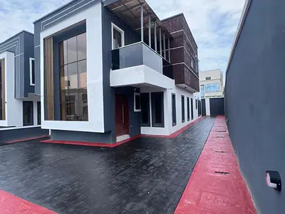 Elegant Contemporary 4-Bedroom Duplex.