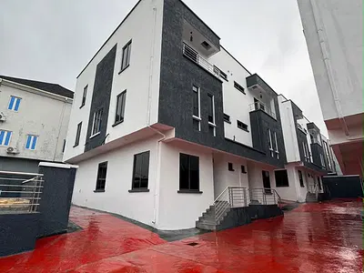 Deluxe 4 Bed Semi Detached Triplex with an Home Office, Box Room, BQ