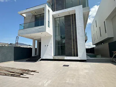 For Sale: Outstanding Spacious Luxury 5 Bedroom Fully Detached Duplex