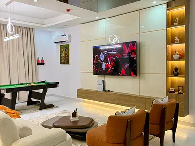 Newly Renovated 2 Bedroom Apartment with PS5, Snooker Board, a