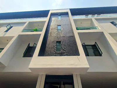 4 Bedroom Maisonette Duplex with a Room BQ