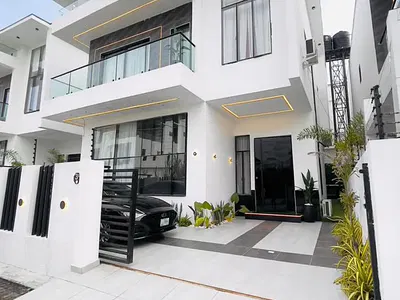 4 Bedroom Fully Detached Duplex with Pool