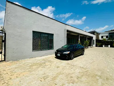 Spacious Shop/Office Space