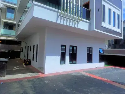 Spacious 5-Bedroom Detached House