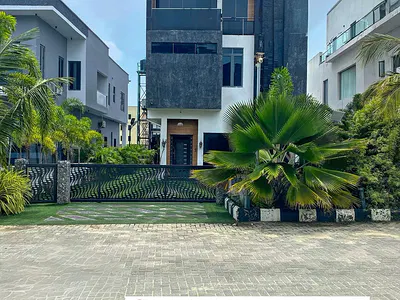 Stunning 6 Bedroom Detached Duplex