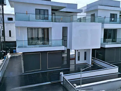 Stunning 5 Bedroom Detached Duplex