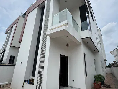 Luxury Built 5 Bedroom Fully Detached Mansion