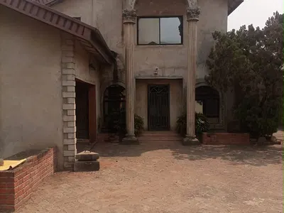 Large 5-Bedroom Family Residence with Annexes on Offer