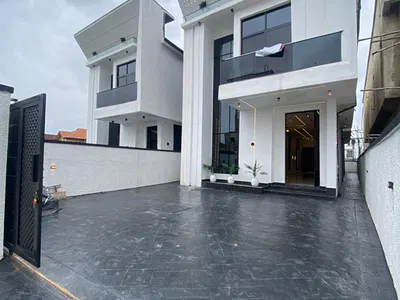 5 Bedroom Fully Detached with Swimming Pool