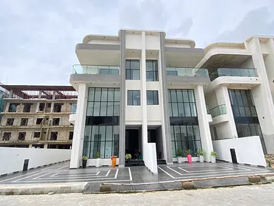 Exquisite 5 Bed Luxury Smart House with BQ, Cinema, Pool & Gym