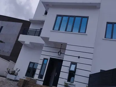 Spacious and Tastefully Finished 5bedroom