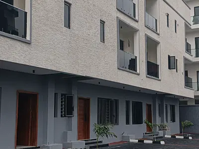 Contemporary 4 Bedroom Terraced Duplex with BQ