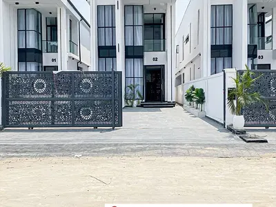 Stunning 5 Bedroom Detached Duplex