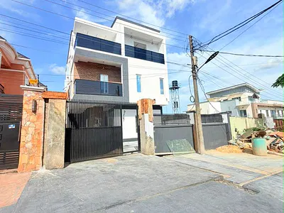 Own a Masterpiece of Luxury --- Magnificently Built 5-Bedroom Fully Deta