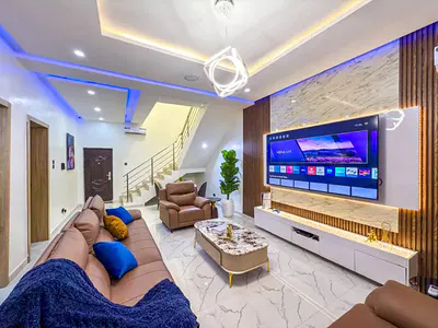 2 Bedroom Apartment with Swimming Pool Gym, Snooker PS5 and Balcony