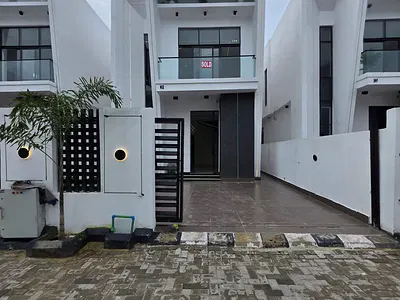 Luxurious 5-Bedrooms Fully Detached Duplex with Swimming Pool