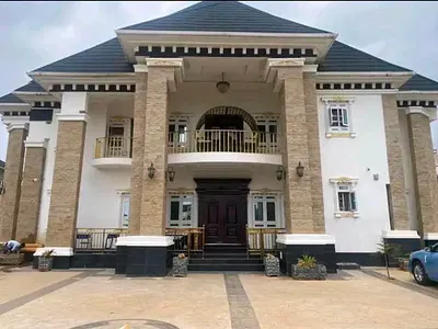 Luxury 7 Bedrooms Mansion with Quest Chalet