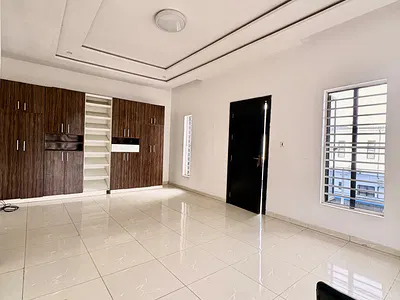 Fully Serviced Deluxe Spacious Master's with Shared Kitchen