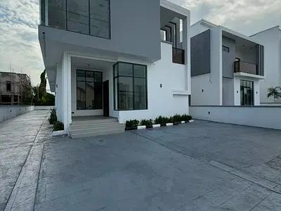 A Highly Desirable 5 Bedroom Fully Detached