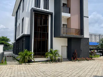 Modern 6 Bedroom Residence