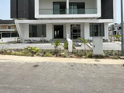 Beautifully Built 5 Bedroom Semi Detached Duplex  with BQ