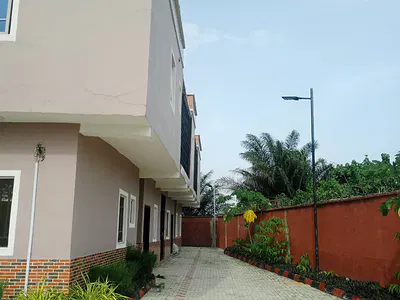 Luxurious 2 Bedroom Upstairs