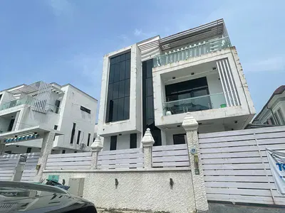 Luxurious 5bedroom Fully Detached House with Swimming Pool