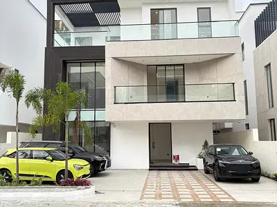 6 Bedroom Fully Detached Duplex
