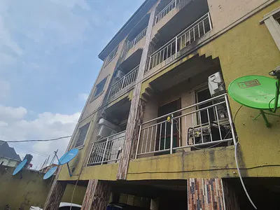 Standard 1 Bedroom Flat Upstairs with 1 Toilet 1 Bath