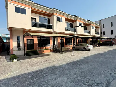 Well Maintained 4 Bedroom Duplex