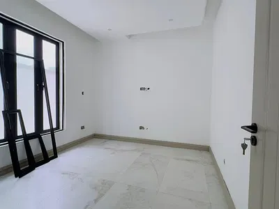 Exquisitely 3 Bedroom Apartment with Elevator in a Secured Location