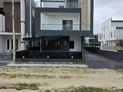 5 Bedroom Detached Duplex with Pent Floor