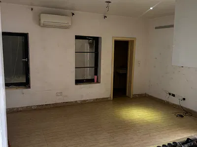 Spacious & Fully Serviced 1-Bedroom Apartment (Upstairs)