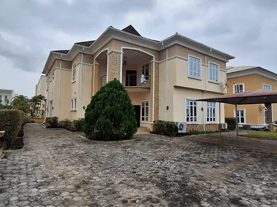 Massive 5-Bedroomfully Detached Duplex
